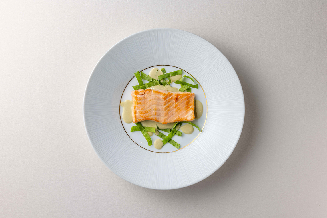 サーモンのエスカロップ　オゼイユ風味